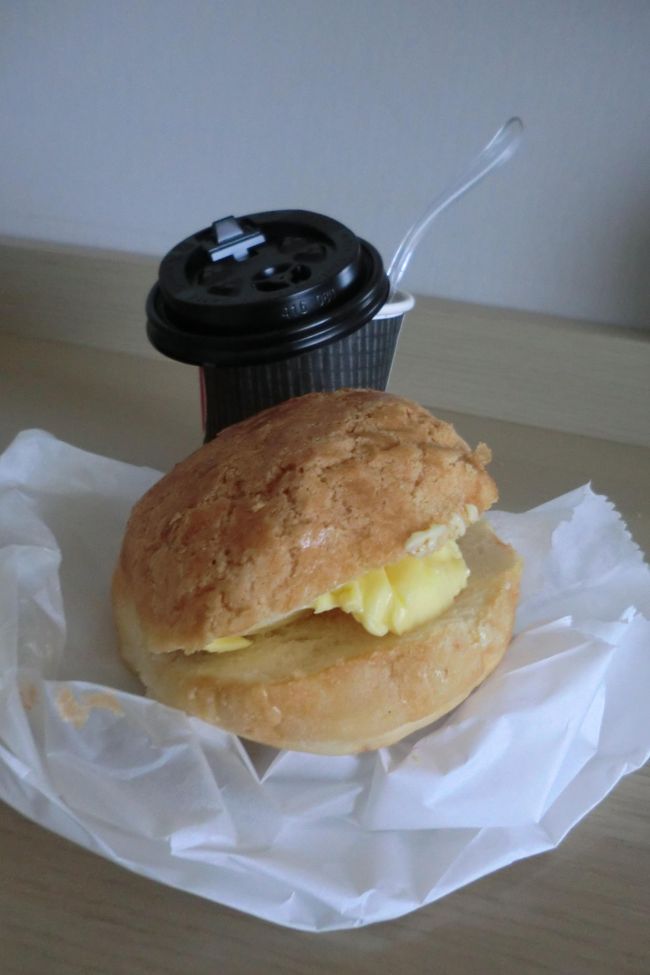 私の唯一の心残り「パイナップルバンズ　w/バター」も何とか空港内の「翠華」でゲットできました。持ち帰り、と伝えるとちゃんと容器にバターと氷を入れてくれました。