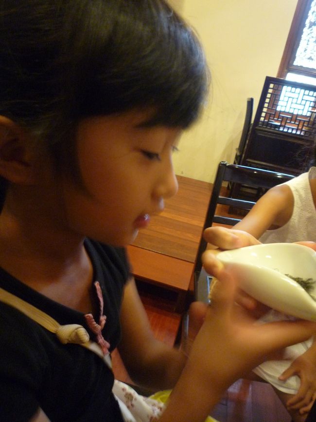 中国茶には、信号機の色「赤・青・黄」と笹を食べるパンダの色「緑・白・黒」の六種類あることや、それぞれの違い、茶器の使い方…などを説明されました。<br /><br />茶葉をクンクンしたり・・・