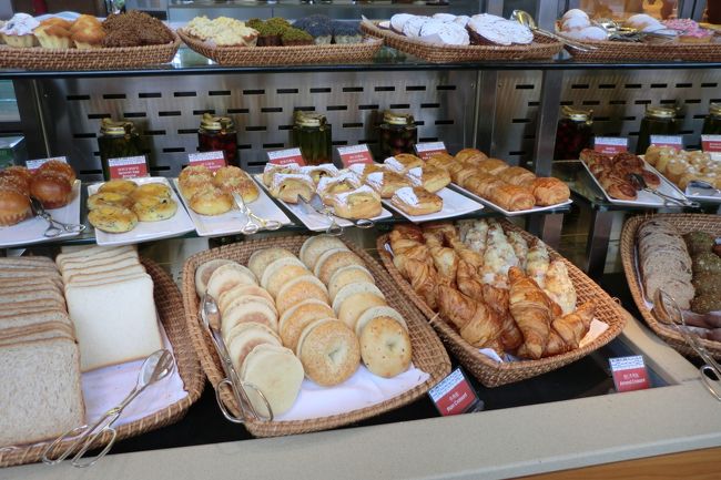 パン類だけでもこの種類の多さ。<br /><br />とてもじゃないですが、食べきれません。
