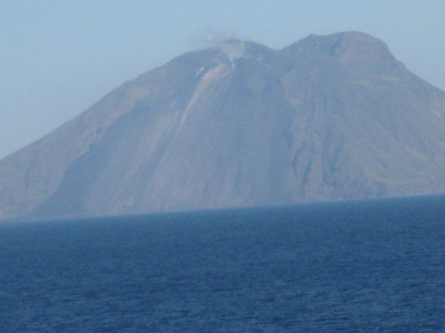 火山の噴火でできた島で、<br />まだモクモクと噴煙が出ているのに民家もたくさんあるみたいで。<br /><br />写真は、多分溶岩が流れた跡です。<br />