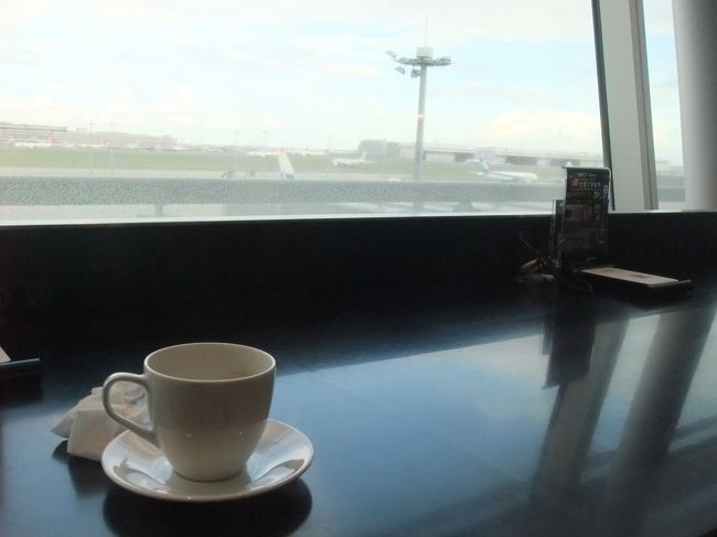 そばでも食べて行こうと思ったけど、豪華な機内食が待っているのでガマン。笑<br /><br />コーヒーだけで携帯を充電しながら搭乗時間を待つ。