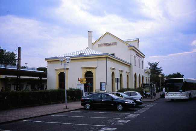 SNCFフォンテーヌブロー・アヴォン駅。ここからバスで10分ほどで宮殿正面に着く。