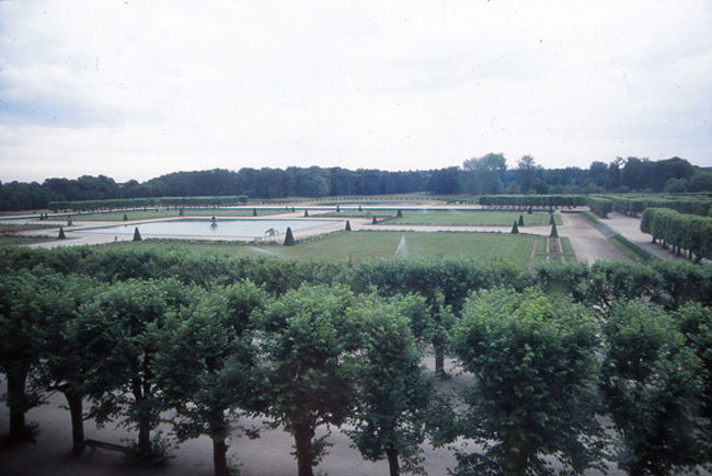 フォンテーヌブロー宮から見る庭園。