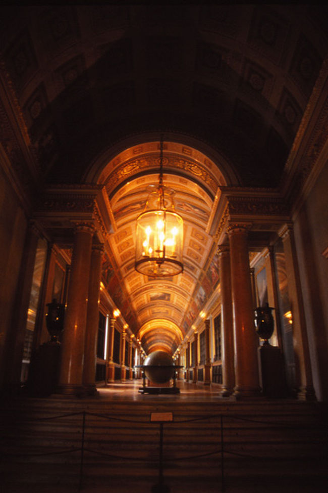 ダイアナのガレリアに入っている図書室。