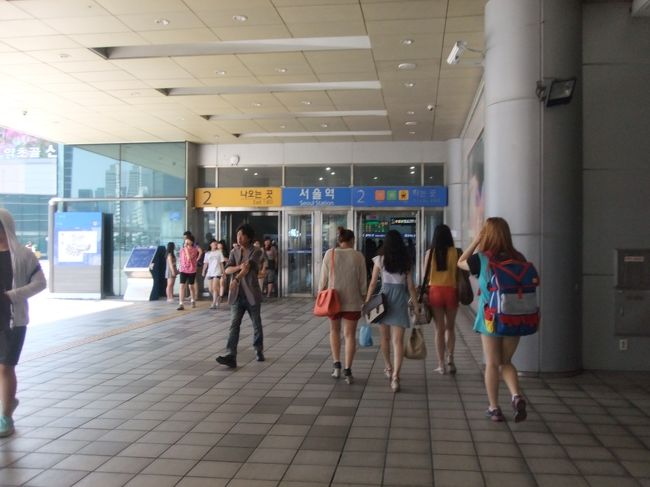 今回は手荷物だけで来ているので、ロッテマートで買出しして、ダンボールをもらい、組み立てずそのまま持っていく。