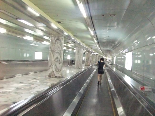 ソウル駅から２０分ちょいで金浦到着。近い！<br />仁川だと１時間かかるのに〜。<br /><br />でも駅からチェクインカウンターが遠い。。