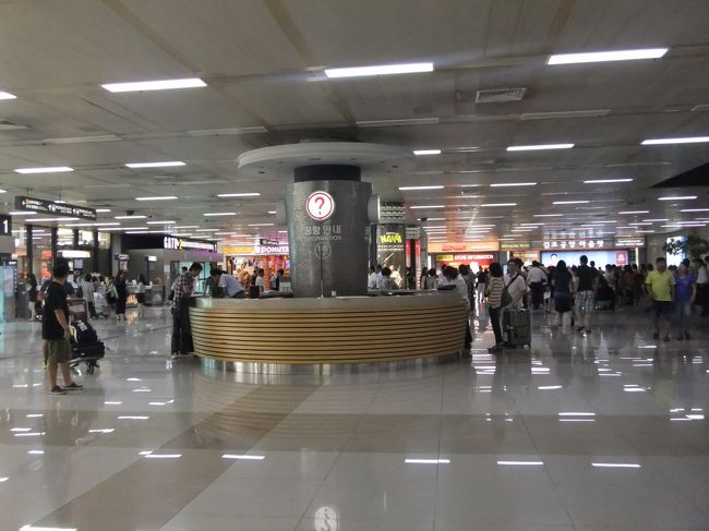 ANAカウンターでガムテープを借りてその場で荷造り。<br />そのまま荷物を預けてチェックイン完了。<br /><br />そういやここの空港はロッテマートがあるんだっけ。<br />ここで買出ししてもよかったかな。<br />ついシロアムに行くとAREX乗る前にロッテマートに寄ってしまう。笑