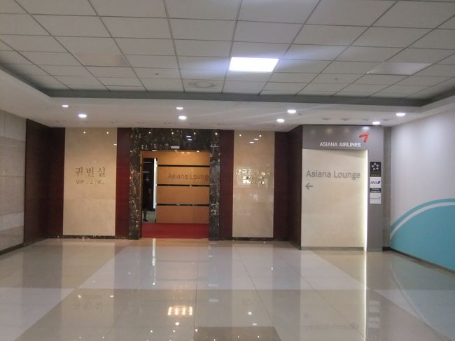 金浦は初めてなので、ちょっと散策してみたけど、特にめぼしいものはなかったのでラウンジへ。<br /><br />制限区域外なのが残念。割とショボイかんじ。。