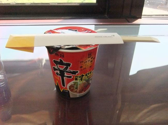 朝から食べるタイミングを逃したので、ラウンジで辛ラーメン。<br /><br />食べ終わる頃、MARIELさんと再会。笑