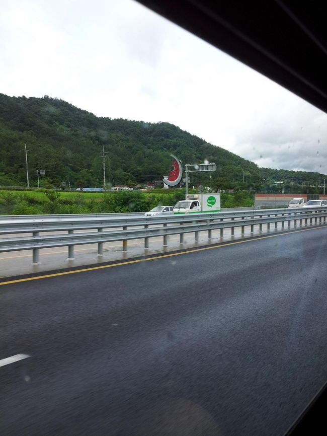 釜山を出た時はすごい雨だったのですが、途中からやんできて時折晴れ間も。<br />韓国の高速道路。日本とあまり変わらないので不思議な気分。