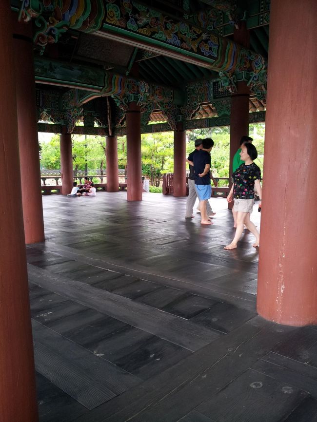 靴を脱いであがります。