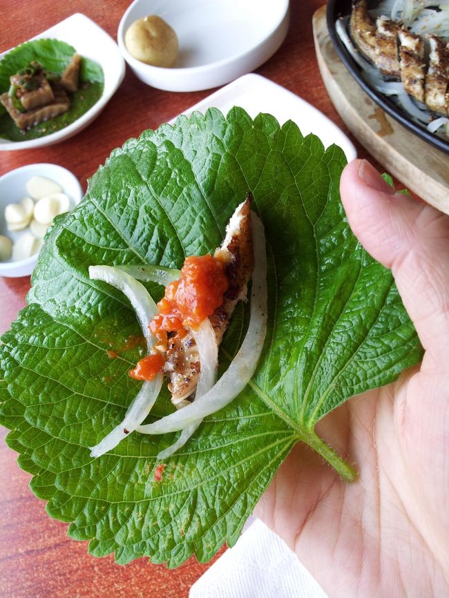 葉っぱにくるんで味噌をつけて食べると、さっぱりしていていくらでも食べられます。