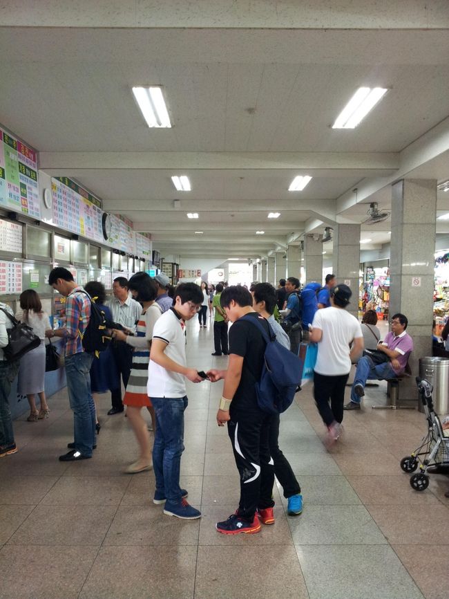 市場散歩の後はバスターミナルに戻って釜山へ。<br />晋州のバスターミナル。