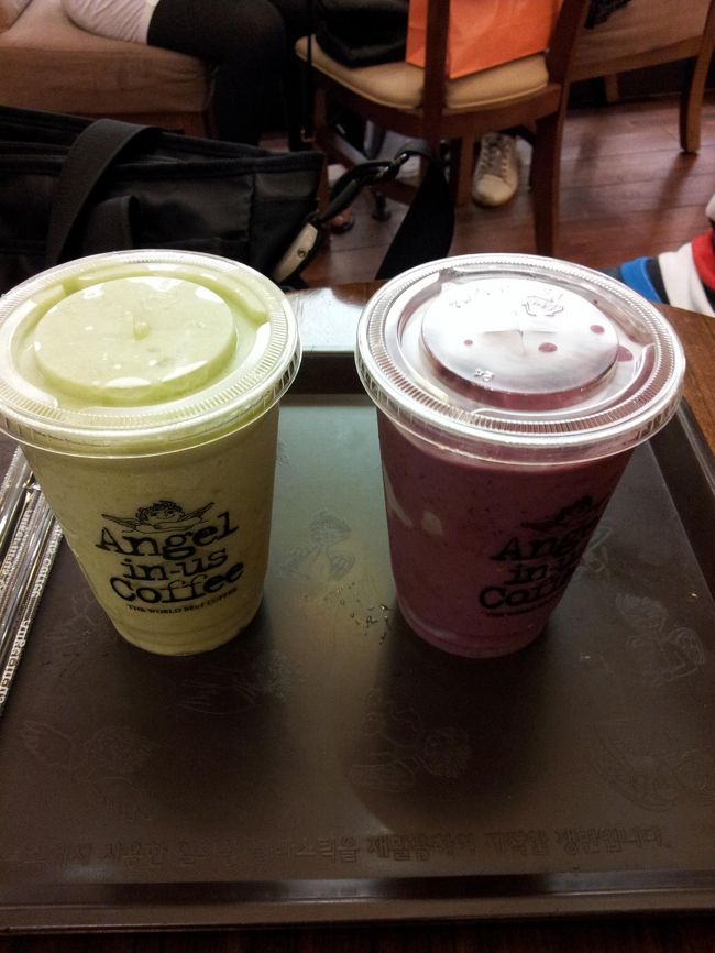 ブルーベリーとメロンのフラペチーノのようなもの。<br />とても美味！暑さにやられた身体に染み渡りました。