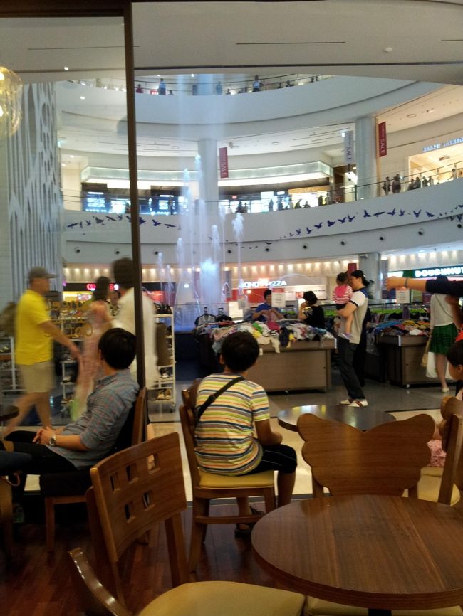 百貨店の吹き抜けでは噴水ショーをやっていました。