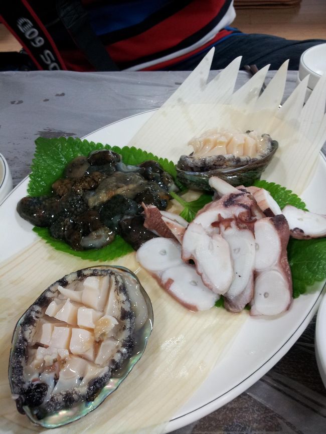 あわびの刺身。こりこりしていてうまし。