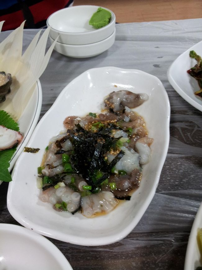 まだ動いていたタコの足、サンナクチ。