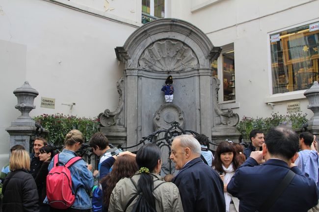 ここからは暫く小便小僧のジュリアン君に注目しましょう。<br />彼自身はこんなに小さい子です。<br />でも勿論大人気。<br /><br />