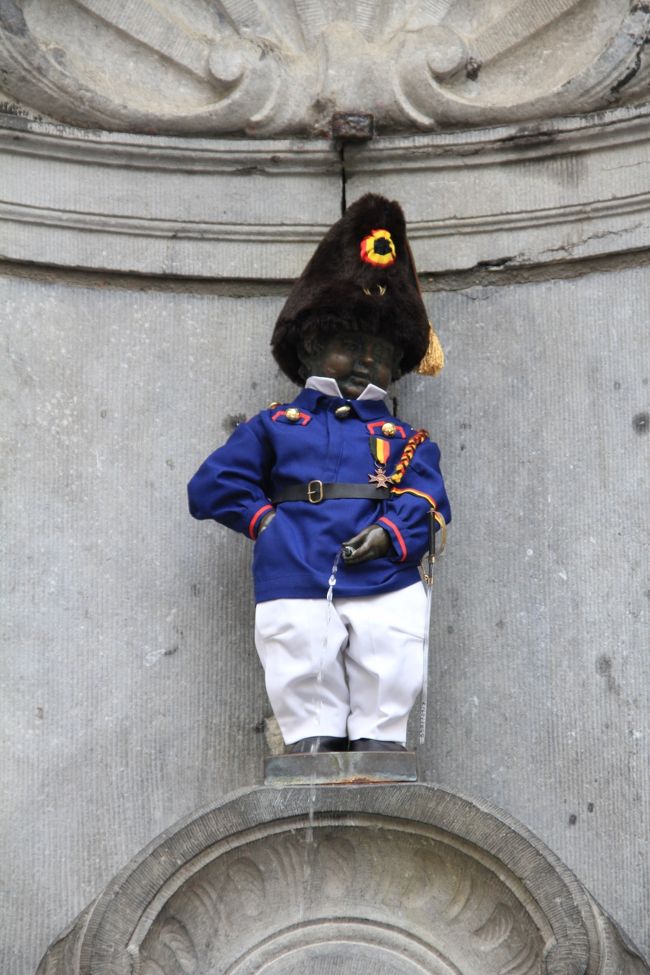 今日は、ナショナルデ−なので、ジュリアン君も騎馬隊員と同じ毛皮の帽子とブルーの乗馬服でお目見えです。