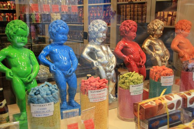 チョコレート屋さんのウィンドーにはカラフルな彼が並んでいます。