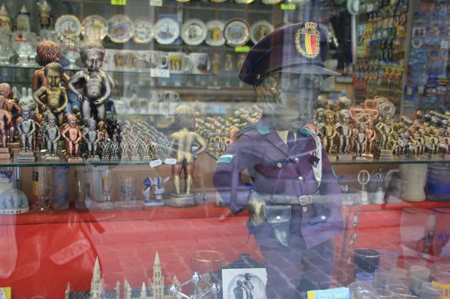 お土産屋さん<br /><br />ジュリアン君の大事な所がワインの栓抜きのスクリューになってるのを見て、おかしくて！<br /><br />やっぱりベルギー人て冗談きつい！