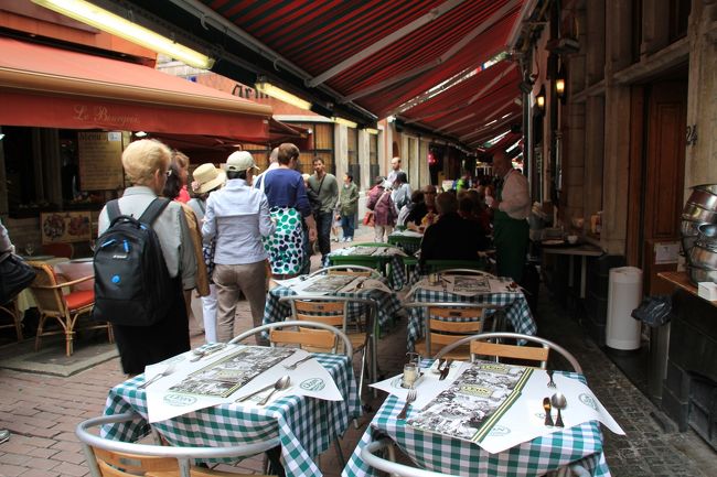 ジャンネケ・ピスを見に行くために、イロ・サクレ地区を歩いて探しています。<br />丁度ランチの時間に掛かる頃。<br />見終わったらお昼にしましょう。