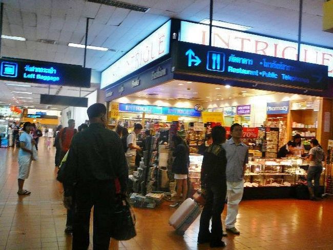 お土産屋さんが数軒入っていたり