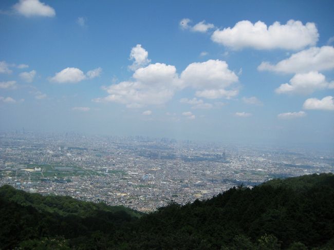 あーーこれはぜったい夜景がキレイだわ。。<br />見えているのはおそらく大阪方面だと思われます<br /><br />いつかまた夜景ドライブに来よう！と誓うのでした<br /><br />しかしこのスカイライン 夜景スポットと謳いながら<br />営業時間が決まっていまして 夏場は24時で閉まるのでご注意を！<br />カップルなんか出そびれることありそうだなぁ。。<br />それから二輪は通行禁止です<br />走り屋さんは少ないはず。。料金高いしね<br /><br />昼間のせいかとっても空いていて快適なドライブでした♪<br />