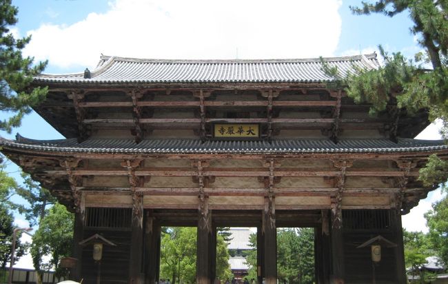 さぁ約20年ぶりの東大寺南大門<br />相方は30年ぶり〜<br /><br />平安時代に一度倒壊してしまい<br />現在のものは鎌倉時代に再建されたそうです<br /><br />日本最大の山門ですっ迫力あるわ！