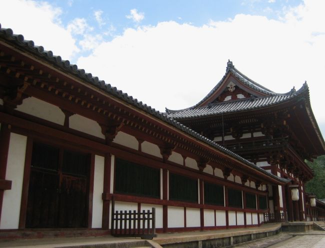 南大門の次に立ちはだかる中門からのびる回廊<br />普段は閉まっていますがお正月のみ開くそうです