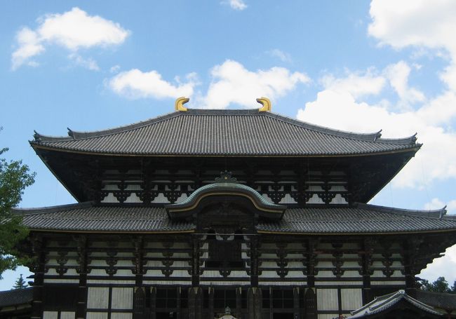 いよいよ大仏殿へ<br />大きい！<br />そしてアジアからの観光客に押される(笑)