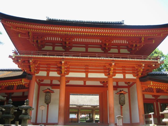 春日大社は およそ1300年前に国の繁栄と国民の幸せを願って茨城県の鹿島神宮から武甕槌命ﾀｹﾐｶﾂﾞﾁﾉﾐｺﾄ をみかさ山頂浮雲峰ｳｷｸﾞﾓﾉﾐﾈ お迎えしたことが始まりだそうです<br />武甕槌命が白鹿に乗ってきたとされることから<br />鹿を神使とするそうな<br /><br />平成10年には 春日大社や春日山原始林を含む「古都奈良の文化財」がユネスコの世界遺産に登録されました <br /><br />朱色の南門から出まして表参道を下ります<br /><br />