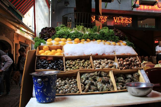 海鮮料理のレストランが沢山あります。<br />此処を曲がるとジャンネケ・ピスちゃんが居る一角です。