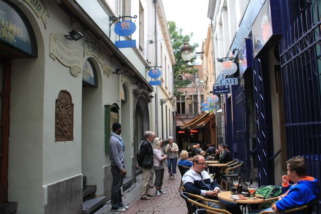 ジャンネケちゃんはジュリアン君の女の子版<br />ちょっと見かねてしまって、私は、写真をとりませんでした。<br />やっぱり、ベルギー人は冗談きついです。<br /><br />この写真の背中が袋小路になっていてその一角の檻の中に彼女はいます。<br />この路地も良い感じのレストラン街です。