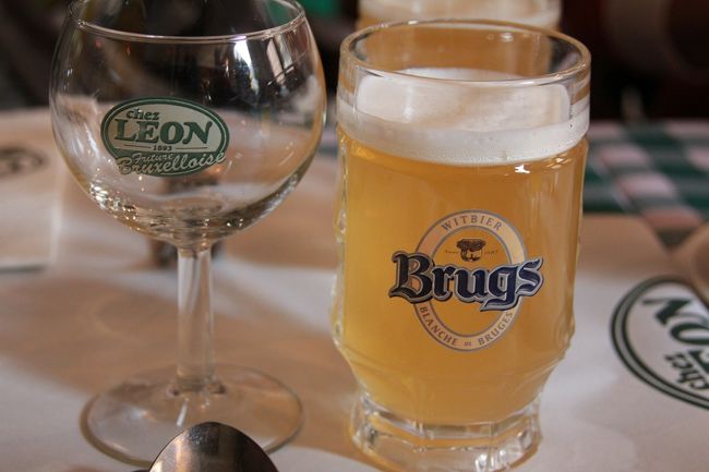 ランチです。<br />イロ・サクレ地区の超有名店「シェ・レオン」<br />ビールはホワイトビールのブルッグス