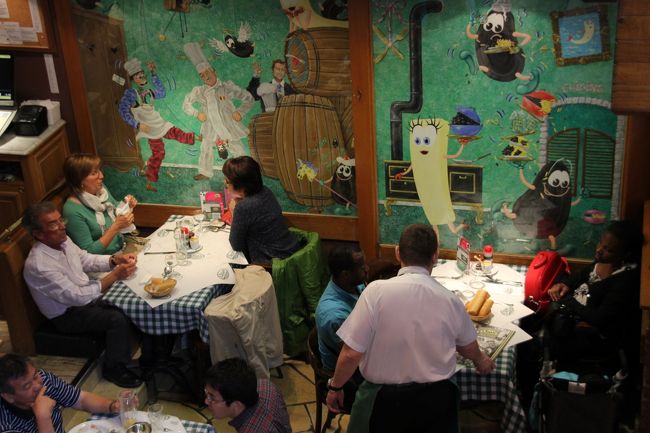 シェ・レオンの店内<br />イロ・サクレの中でも、綺麗で清潔そうに見えました。