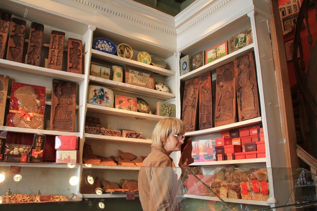 スペキュロスで有名な「ダンドワ」へお土産を買いに行きました。<br />スペキュロスと言うのは、スパイスの効いたカリッとした硬めのビスケット。<br />棚の上のは、スペキュロスの型。<br />この店員さんは、ちょっと日本語で挨拶をします。<br /><br />ここは、ガイドブックに載っている本店ではないのかな？