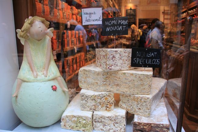 隣のチョコレートショップ「エリザベス」<br /><br />この辺り一帯、イロ・サクレからグランプラスに向かって行くと、チョコレートショップやお菓子屋さんが軒を並べている。<br />sweettoothにはたまらんです！