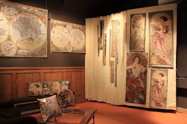 そして、グランプラスに戻って一番端のゴブラン織りの店<br />絵画をゴブランにしている。<br />クリムト、ミュシャ、ルノワール等々<br />クッションカバーはお土産にも手ごろ<br />