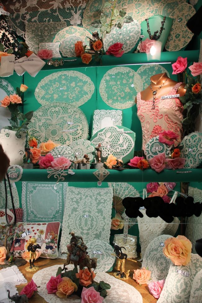 レースショップのウィンドウ綺麗、でも欲しい！と思ったものはお高い…