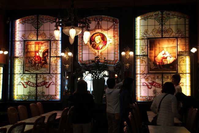 夜は有名なブラッスリー「ファルスタッフ」<br />アールヌーヴォーの店内に皆興奮！