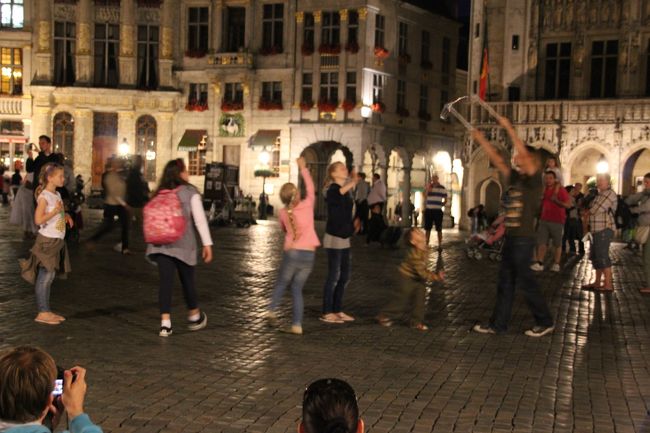 そして、グランプラスへ。<br />グランプラスのライトアップが見たいので。