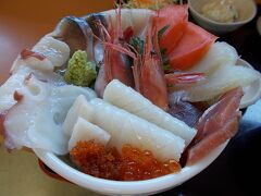 浦河で海鮮丼を食べました。1800円。