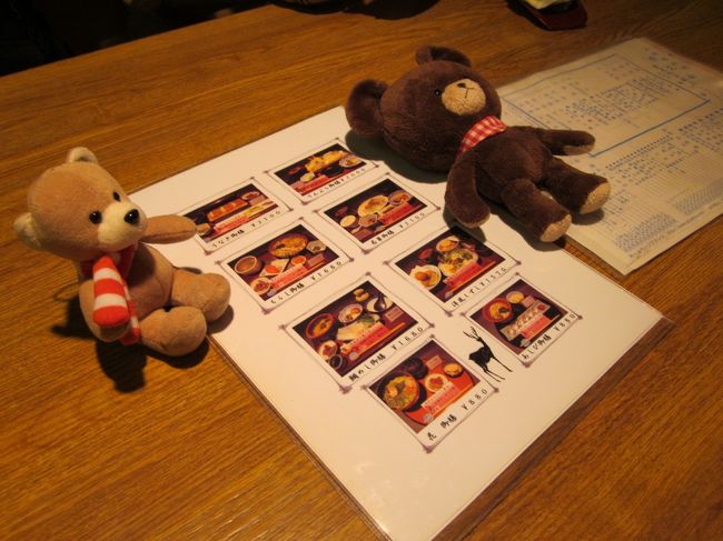 本日のメンバーは大目付様、みにくま様、ガブリエラ様<br />＋らぼの4名です。<br />奈良駅前行基像のところで待ち合わせてからまずは腹ごしらえ、商店街の中の奈良漬けで有名な山崎屋さんへ落ち着きました。<br /><br />初対面のみにくまさんのくまちゃんたちと一緒にメニューをパチリ！