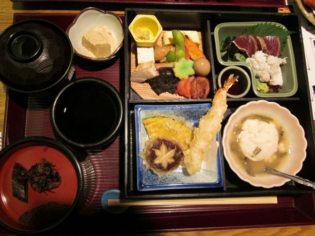 ここへは何度か来てるんですが今日は奈良らしいものをと「奈良御前」1400円でした。<br />結構いろいろ入っててご飯は残しちゃいました。<br />お漬物屋さんだけあってゴボウや奈良漬、梅干し、柴漬け・・とご飯が進むものがたくさん入ってました。