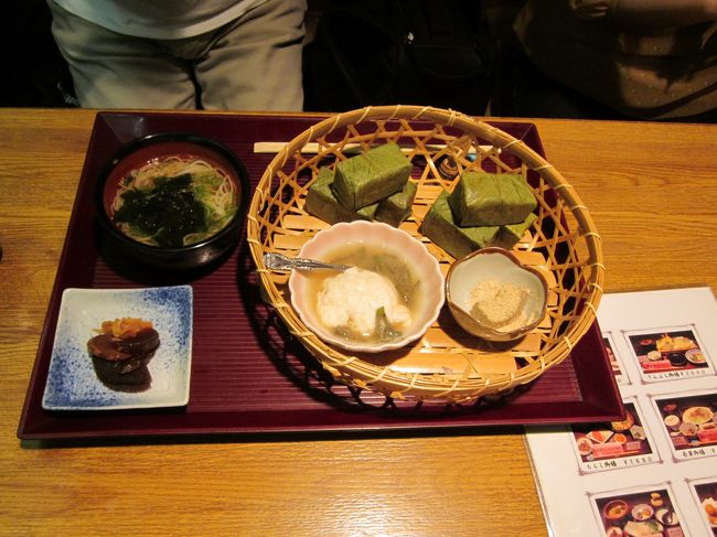 こちらは大目付師匠の頼まれた「吉野御前」<br />柿の葉寿司が6個も入ってます。