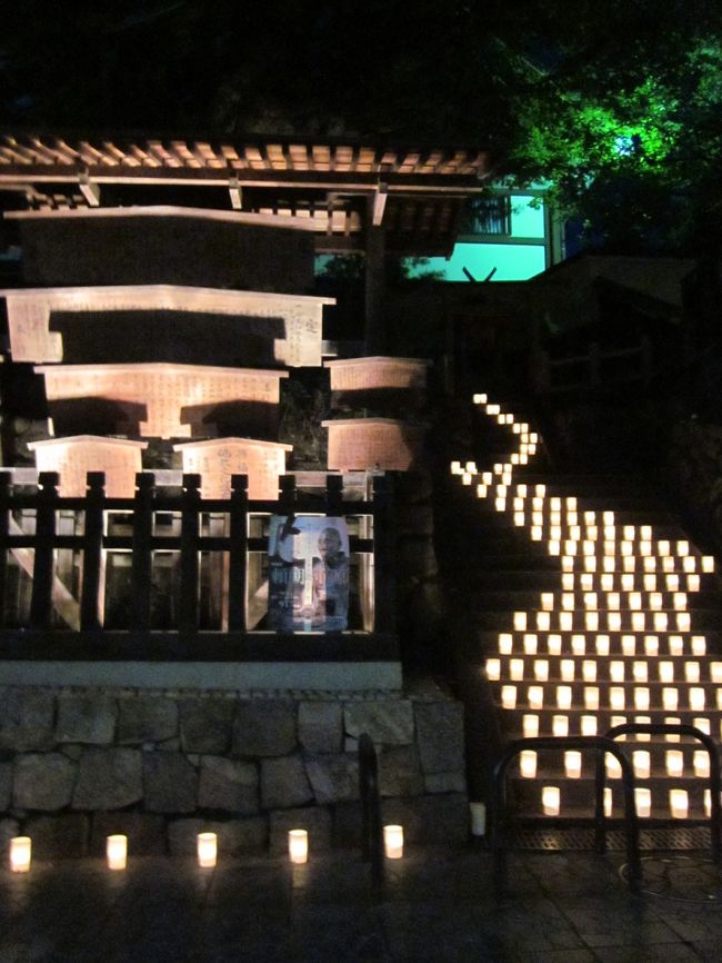 おなかもいっぱいになったので猿沢の池方面に歩きます。<br />普段は通り過ごしてるところも階段に火が並べられて幻想的で<br />思わず立ち止まりました。