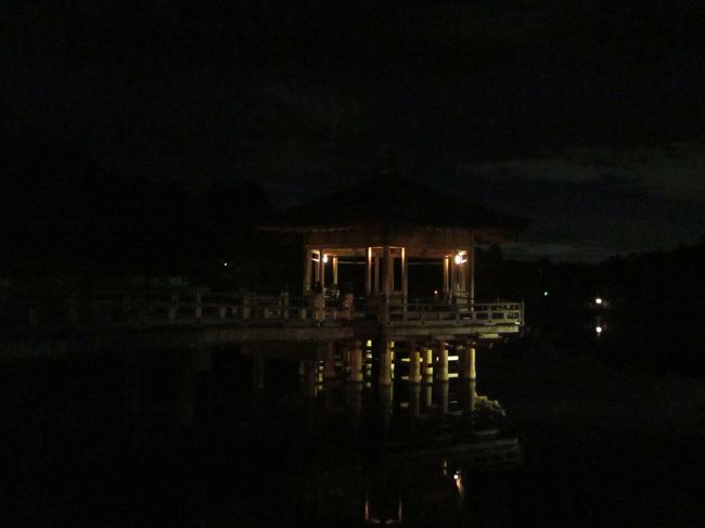 少し歩いて浮見堂へ<br />浮見堂のバックに大文字が見えるポイントがあるようです。<br />