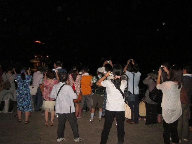 ベストポイントはすでにかなりの人だかり、3時間前から陣取ってられる人もいたとかでみなさん本格的です。