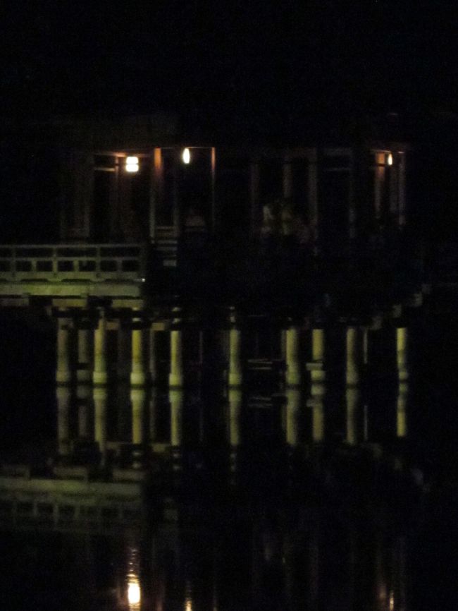 水に映る浮見堂もきれいです。<br />